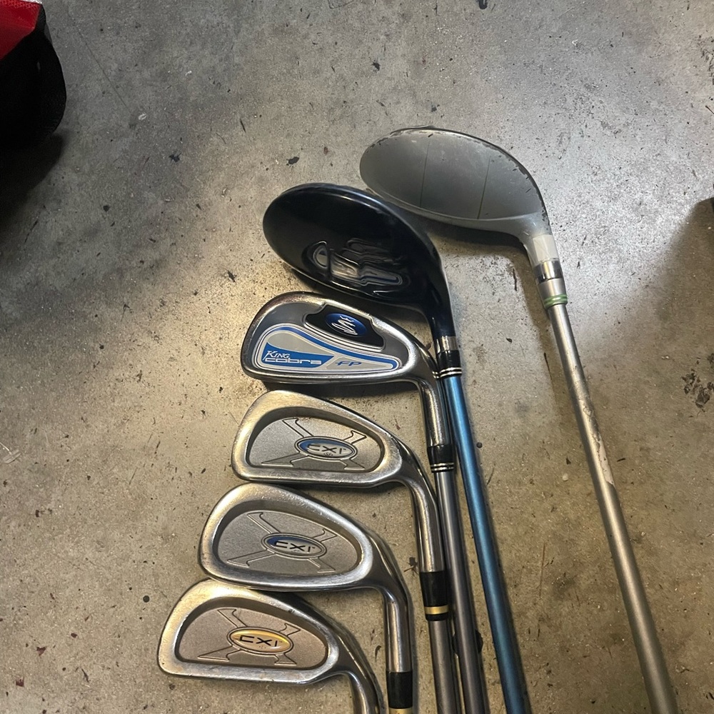 Woman’s golf clubs by cobra golf 
Graphite shafts in lite flex